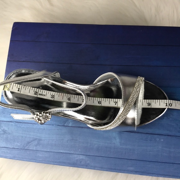 Low Chunky Heel Open Toe Buckled Sandal. - Picture 6 of 8